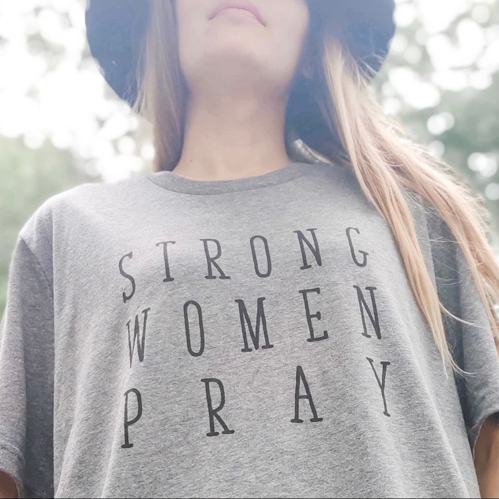 Strong Women Pray Tee-Heather Gray
